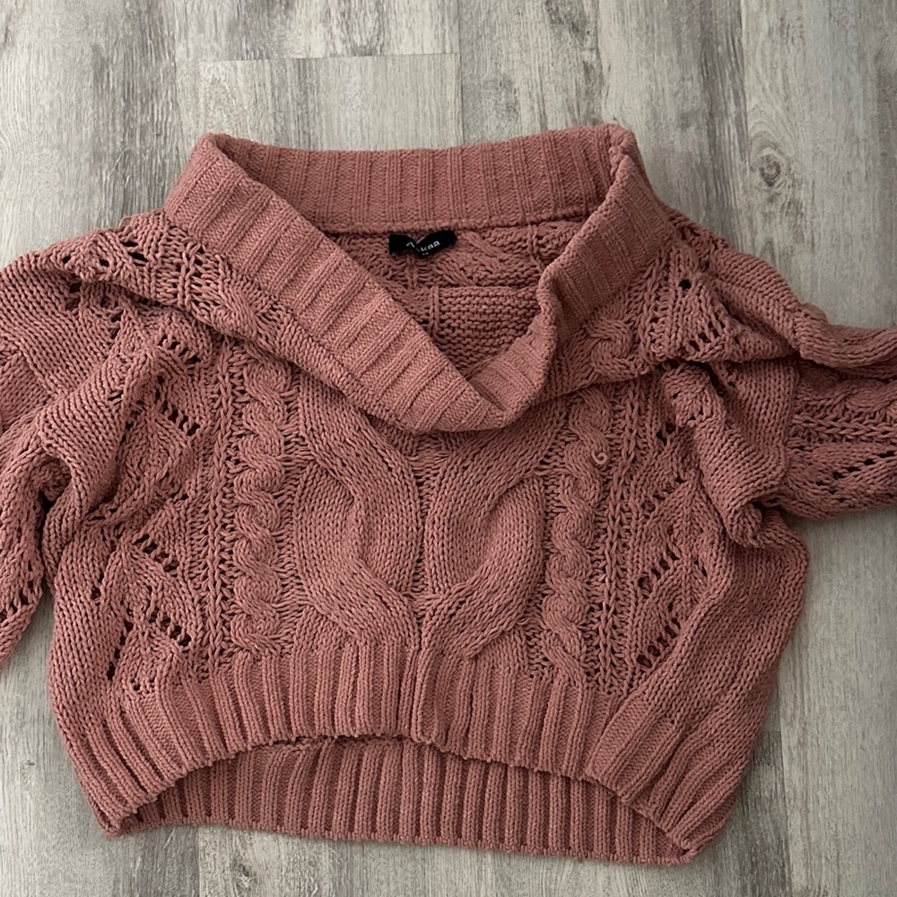 Aakaa Off-the-Shoulder Sweater in Dusty Pink